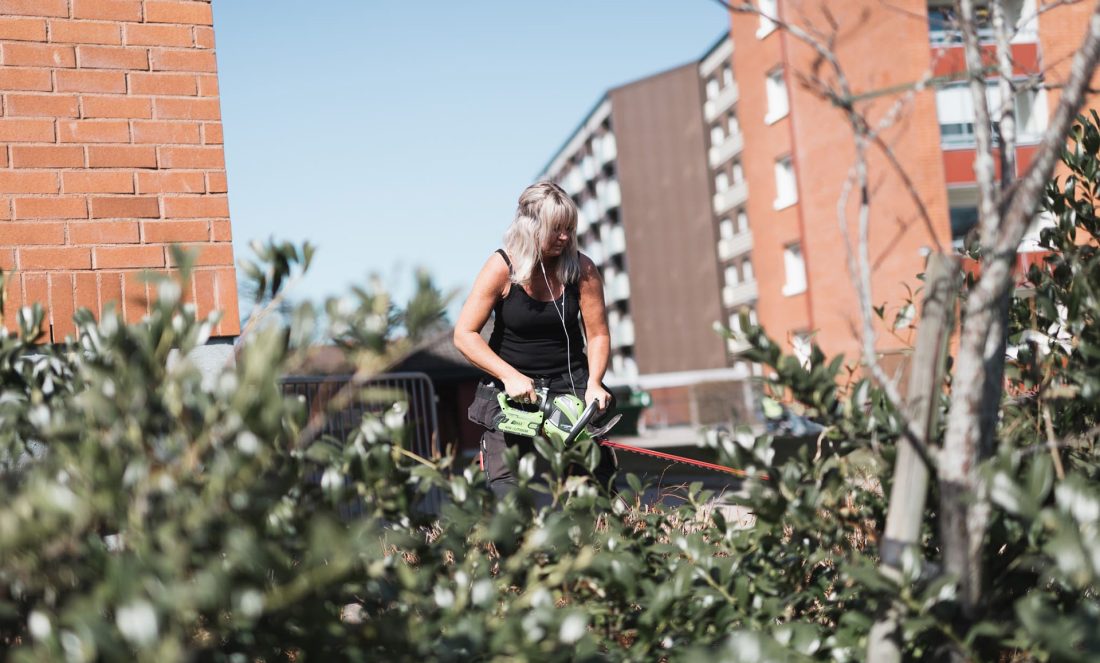 Vi erbjuder tjänster inom fastighetsskötsel, städning, bygg & renovering samt trädgårdsservice
